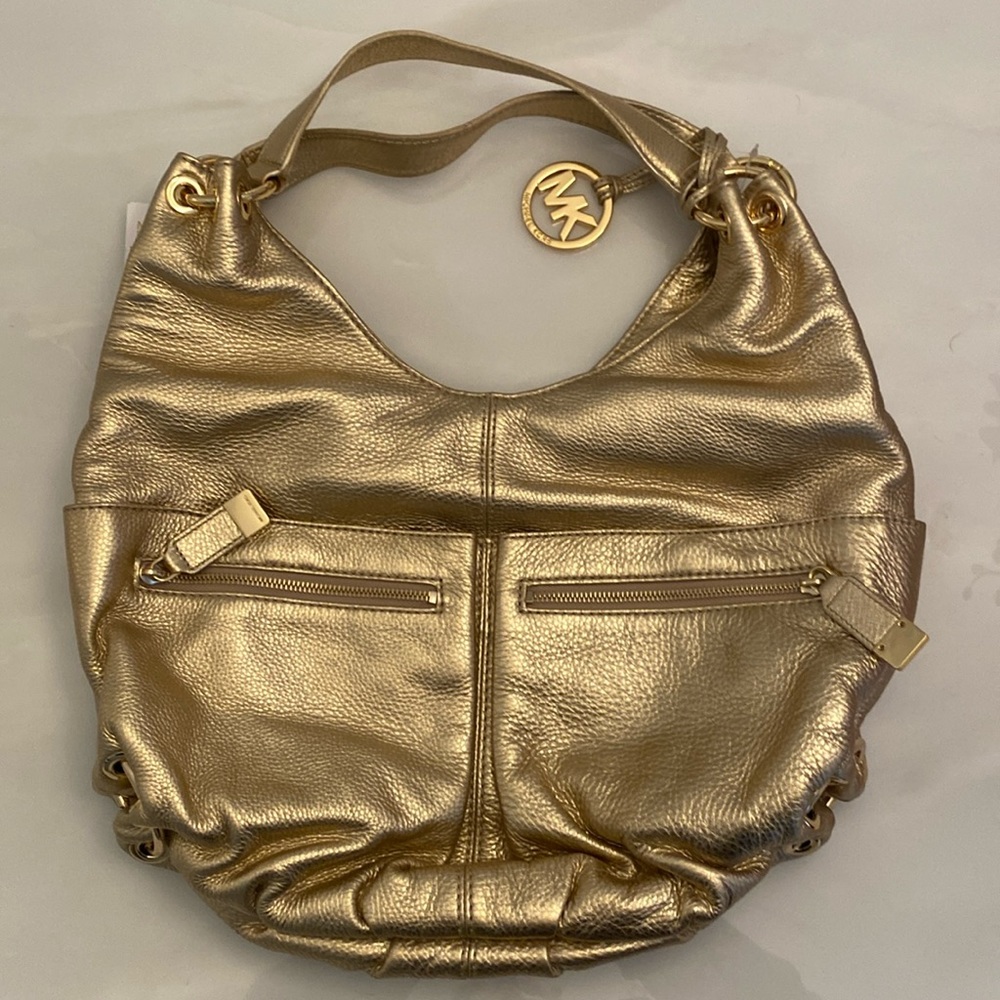NWT Michael Kors Layton Lg shoulder tote in pale gold.